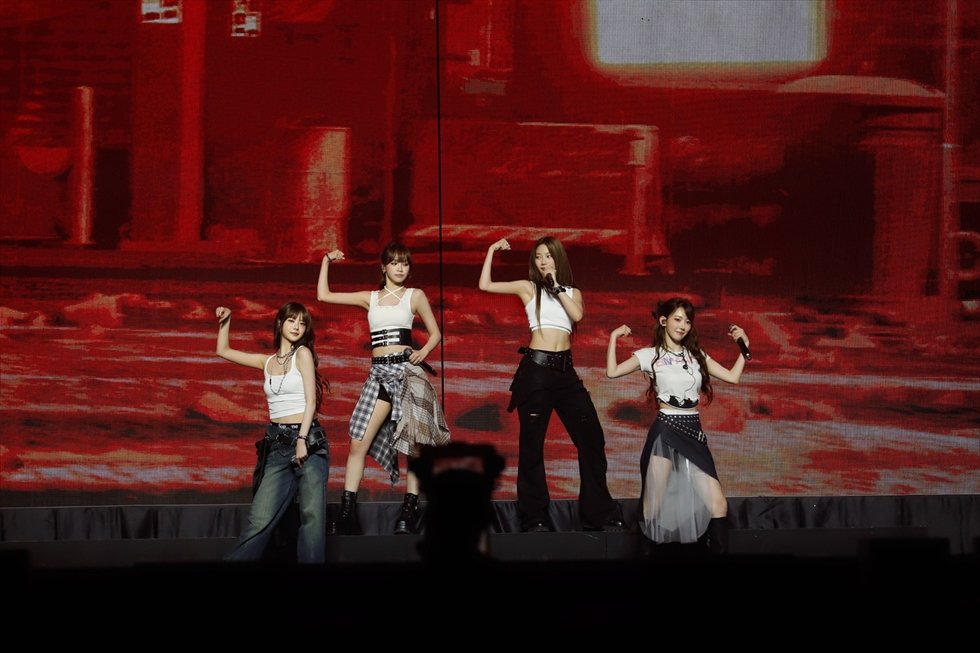 Le Sserafim DIFFERENT weverse 大阪 15枚 6/12追記】LE SSERAFIM 日本4thシングル 'DIFFERENT' 予約販売開始